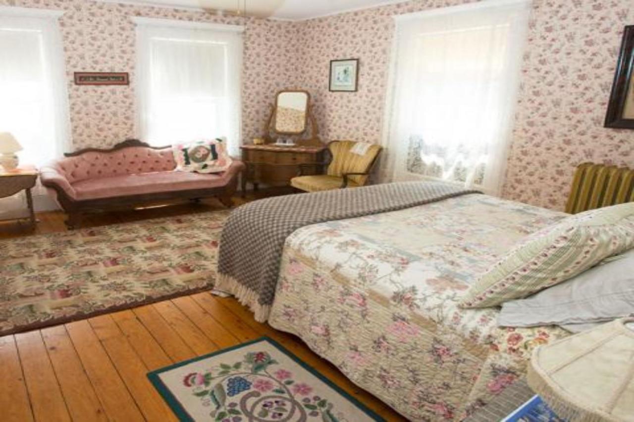 Blooming Inn Shelburne Falls Bagian luar foto