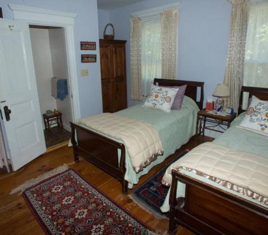 Blooming Inn Shelburne Falls Bagian luar foto