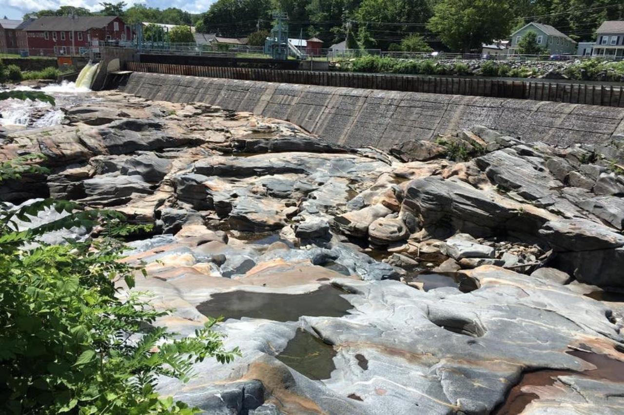 Blooming Inn Shelburne Falls Bagian luar foto