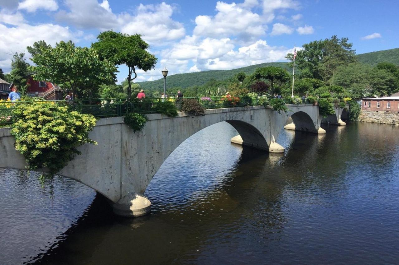 Blooming Inn Shelburne Falls Bagian luar foto