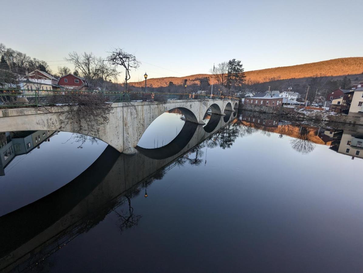 Blooming Inn Shelburne Falls Bagian luar foto