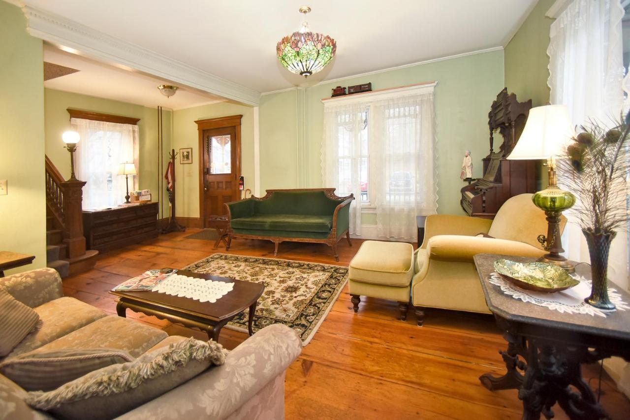 Blooming Inn Shelburne Falls Bagian luar foto