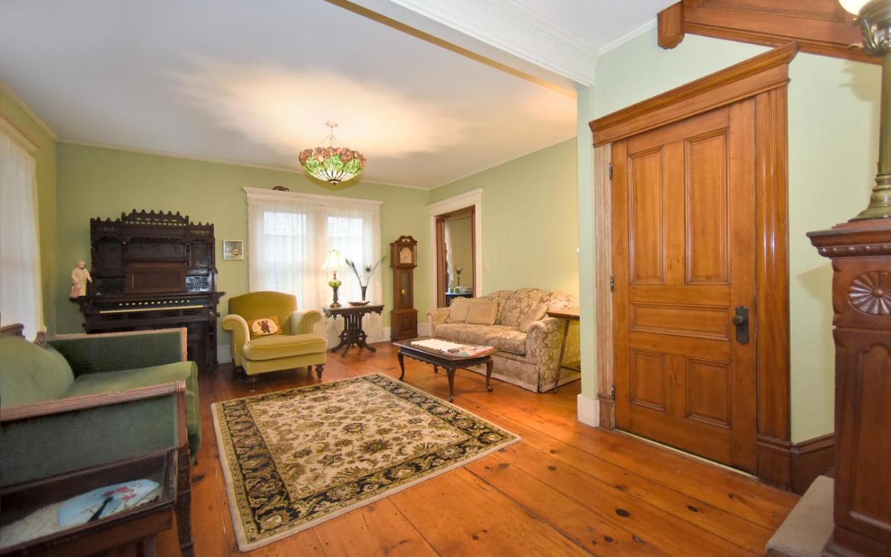 Blooming Inn Shelburne Falls Bagian luar foto