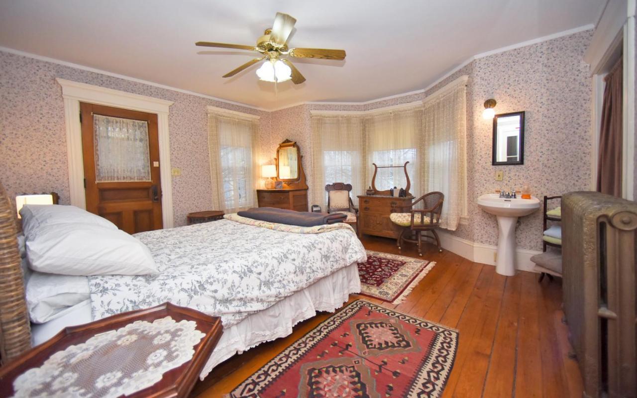 Blooming Inn Shelburne Falls Bagian luar foto