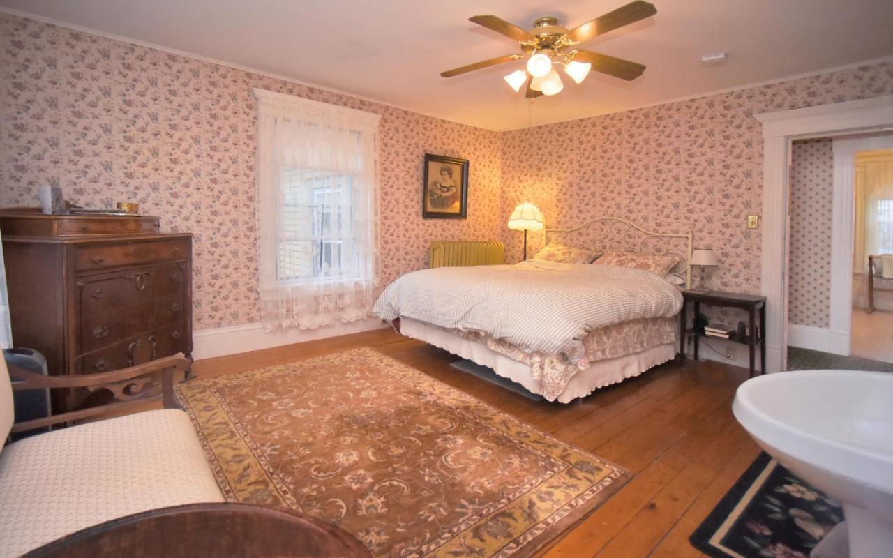 Blooming Inn Shelburne Falls Bagian luar foto